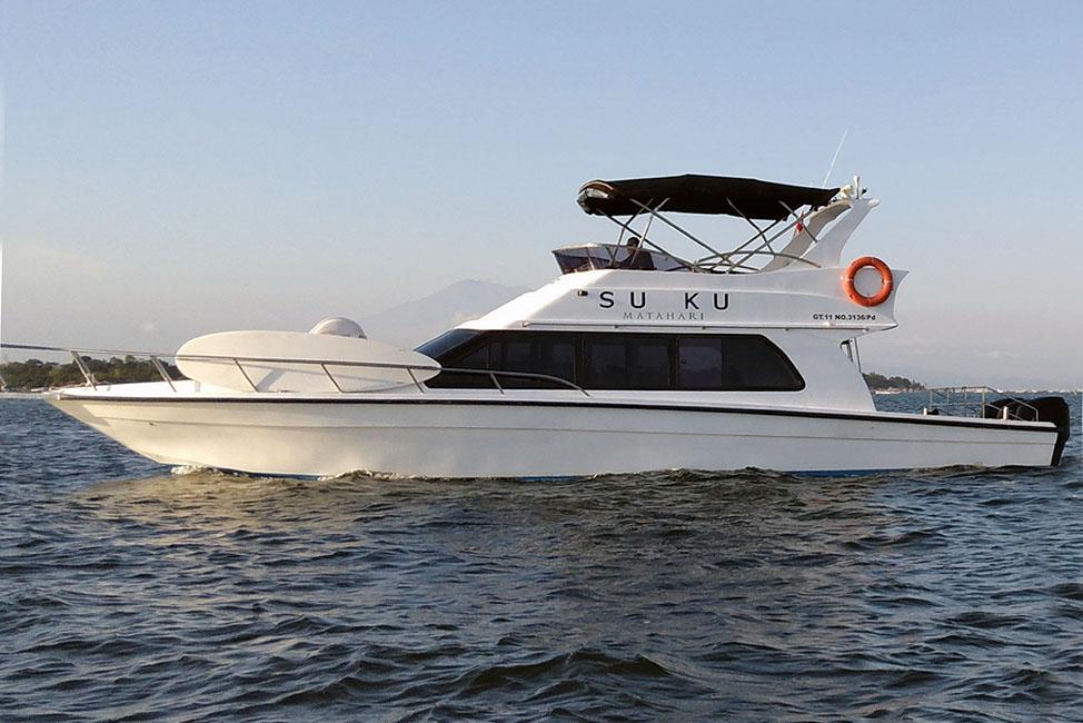 Luxury Suku boat cruising through the turquoise waters of Bali