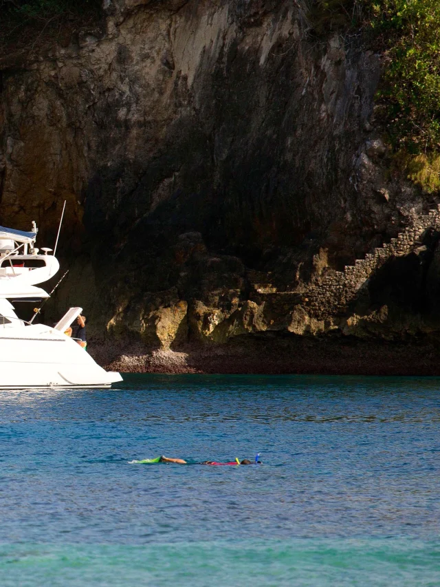 Crystal Bay on a rare, glassy morning.
The cliffs open up to reveal one of Bali’s most iconic anchorages — calm water, empty shores, and Haruku resting in the stillness. A tiny island sits just beyond the frame, crowned with a temple watching over the bay.
This is the Pulau life.
#pulaulife